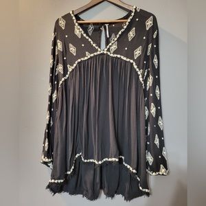 Free People Black & White V-Neck Embroidered Blouse w/ Bell-sleeves Womens Small